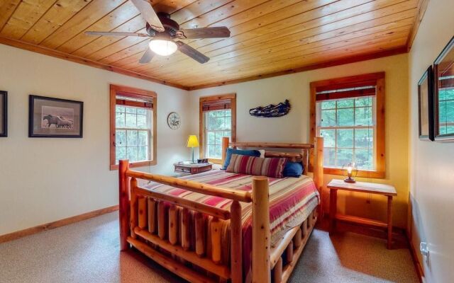 Cowboy Cabin on Stanley Creek