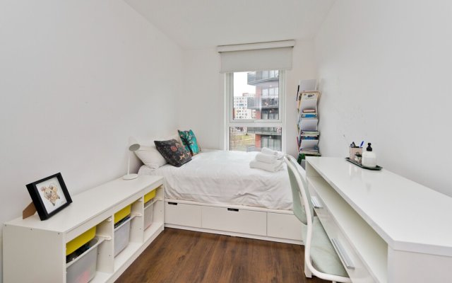 Bright Greenwich Flat Near Canary Wharf by Underthedoormat