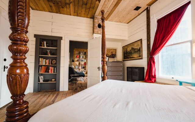 The Gilded Drifter Inn