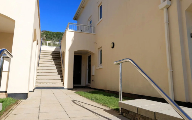 6 Chichester Court