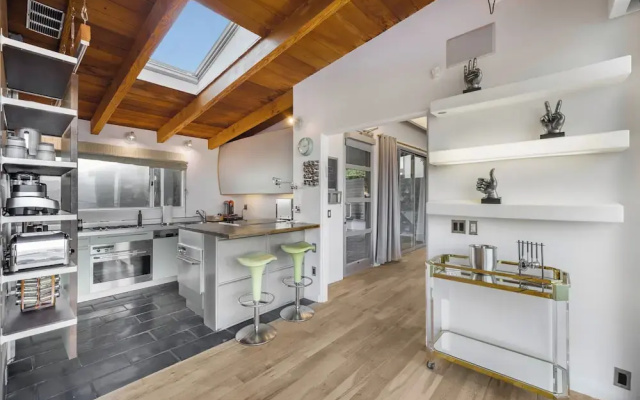 Mulholland View - Mid-century Modern Escape w/ Infinity Pool