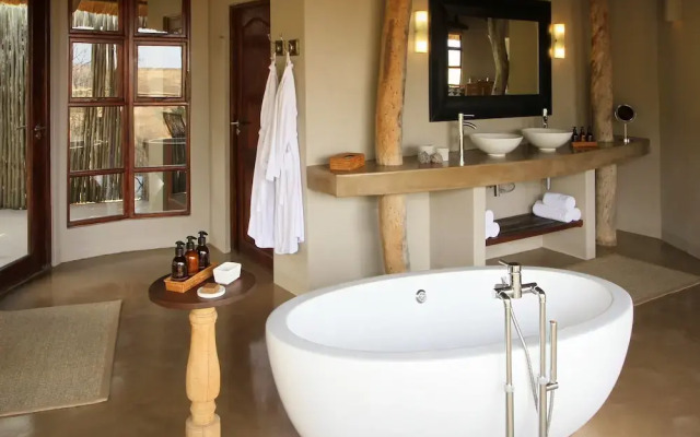 Nambiti Plains Private Game Lodge