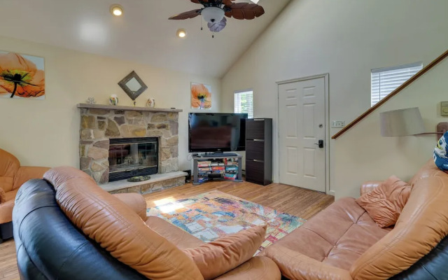 Fire Pit, Kayak & Gas Grill: Pocono Lake Home!