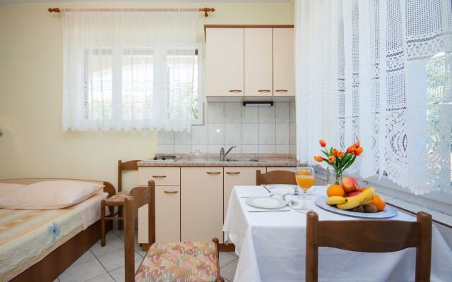 Apartments & Rooms Mikelin