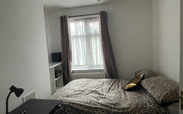 Impeccable 2-bed House in Leytonstone East London