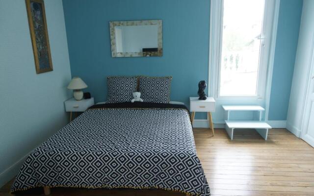 Studio privatisé avec terrasse dans maison de charme angevine