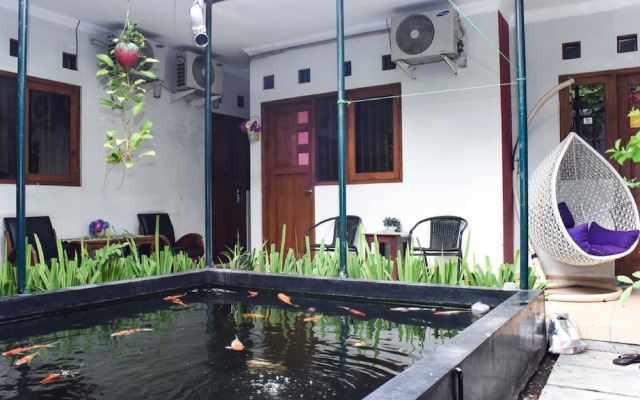 RedDoorz near Hartono Mall