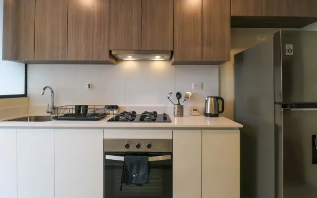w Glorious 2BR w Perfect Balcony Near Kennedy Park