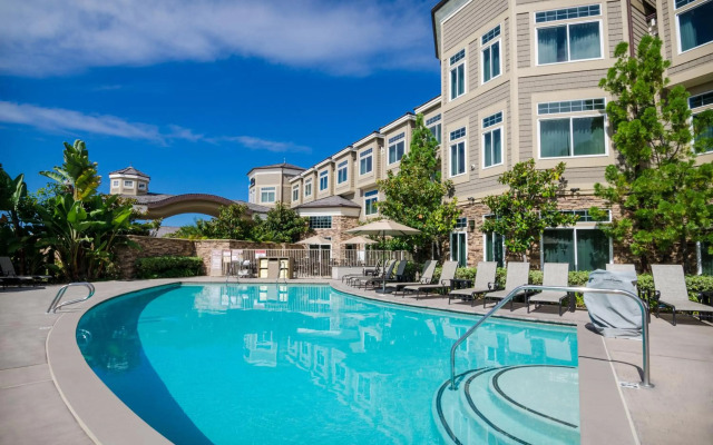 West Inn & Suites