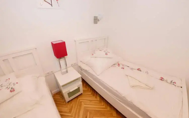 Joe's Apartments - 1030