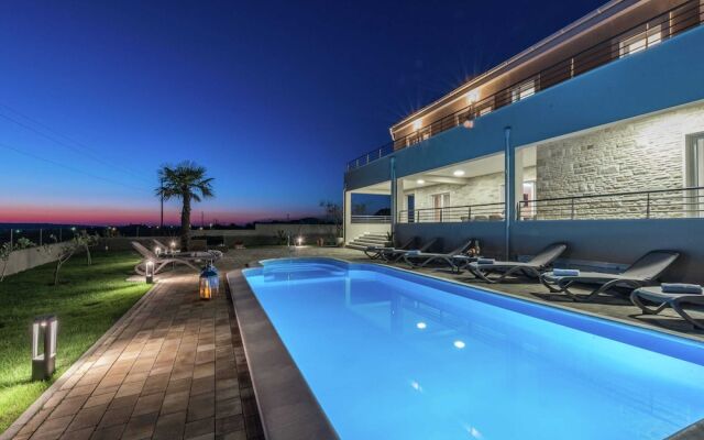 Superb 5 Villa With Heatable Pool Terrace, 4 en Suite Bedrooms, 5 km From sea