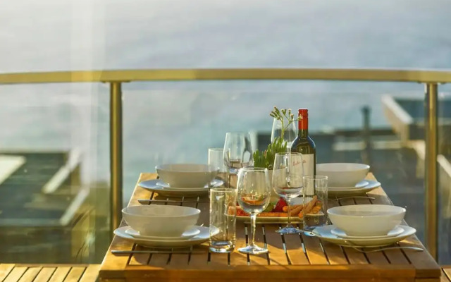 Clifftop Family Retreat With Views Pool