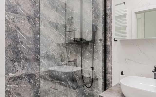 Lumina lux apart near railway station