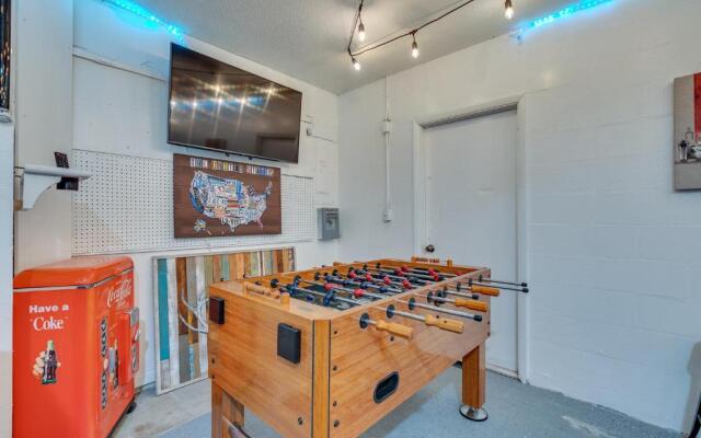 Beautiful home- Private getaway-Heated Pool/Hottub