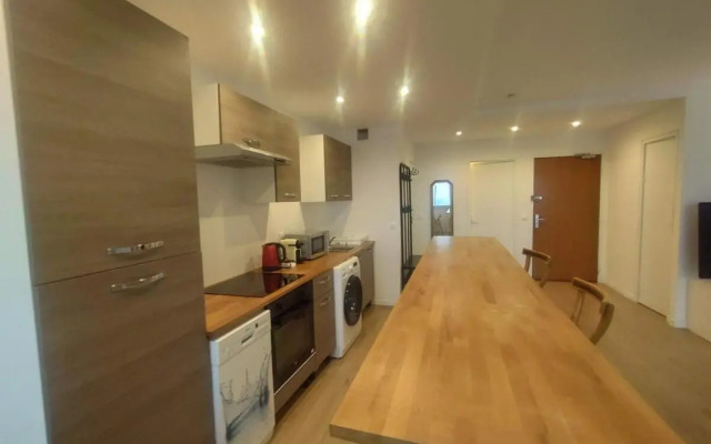5 mn (450 m) walk Metro/La Defense/3BR/8Pers