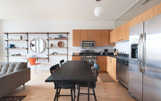 Vibrant Lincoln Park Suites by Sonder