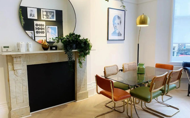 Modern and Bright Three Bed Apartment
