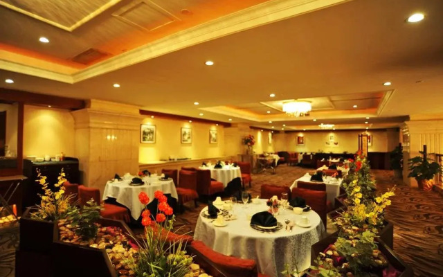 Yining Huarui Business Hotel