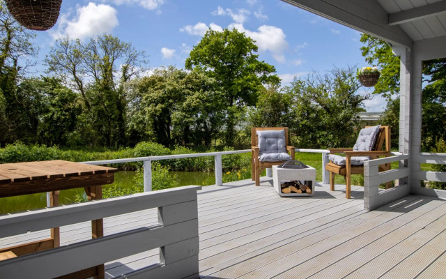 New Stunning Lake View Log Cabin With Hot Tub