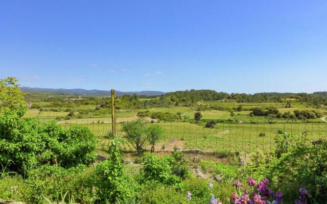 Charming Holiday Home in La Caunette with Swimming Pool