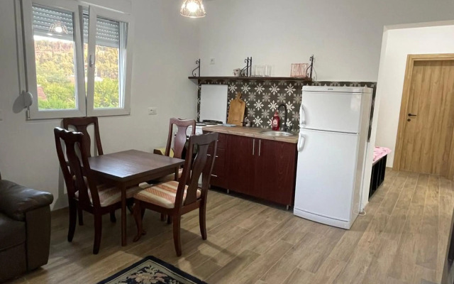 Entire spacious apartment with free parking