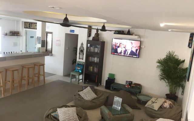 Castaway Guesthouse Hostel and Bar
