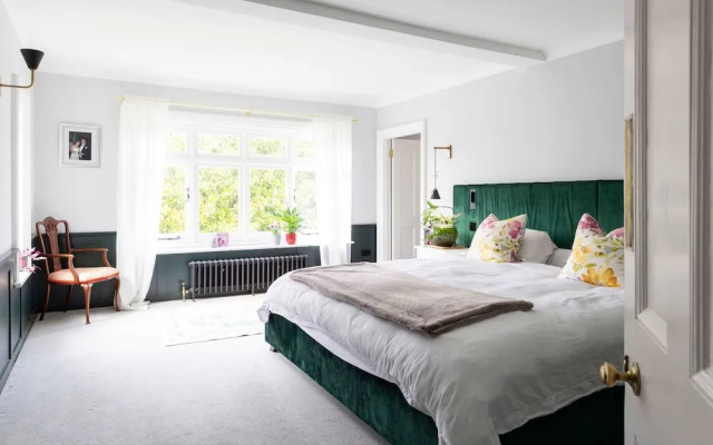 Country Retreat - Sleeps 14 - Large Garden