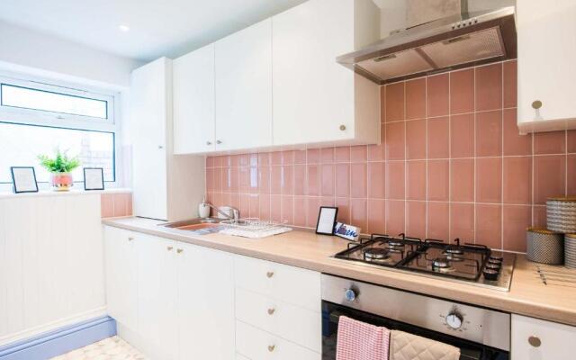 1 bed central Cardiff apartment with free parking