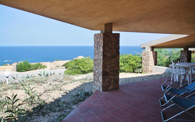 Apartment in Costa Paradiso with garden furniture