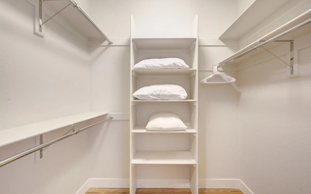 Beautiful New Denver Home! Sleeps 12!