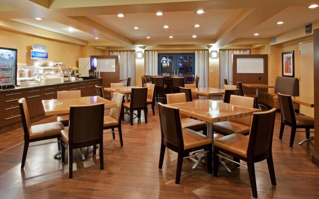 Holiday Inn Express Suites Belmont by IHG