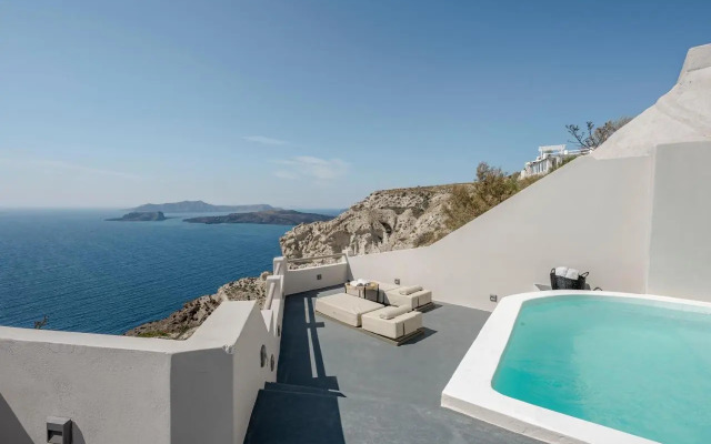 Luxury villa in Megalochori Santorini with Jacuzzi