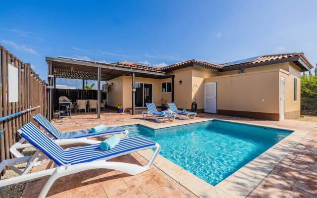 3BR Villa Central Location Private Pool Patio
