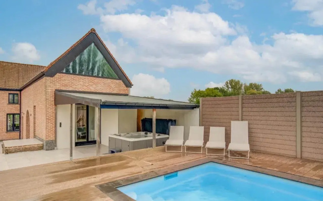 Lush Holiday Home in Vlaanderen With Private Pool