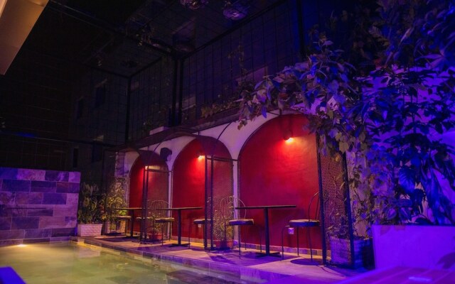 The Six Apparthotel