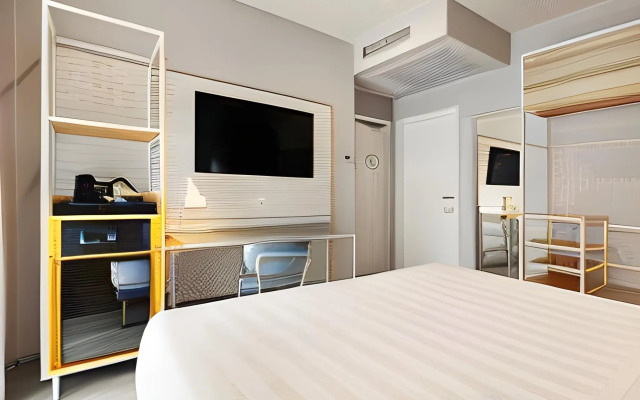 Adesso Hotel