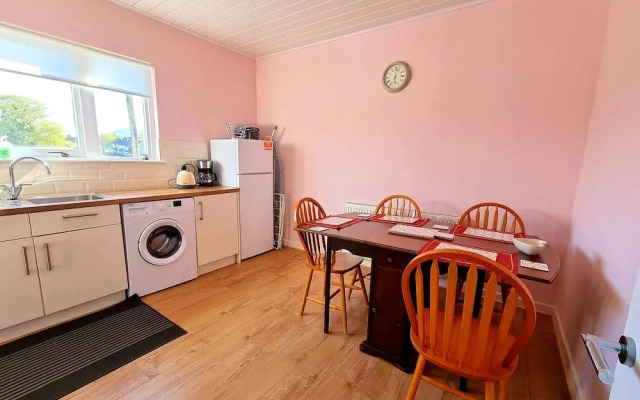 Bright 4 Bed Family Home by the Canal