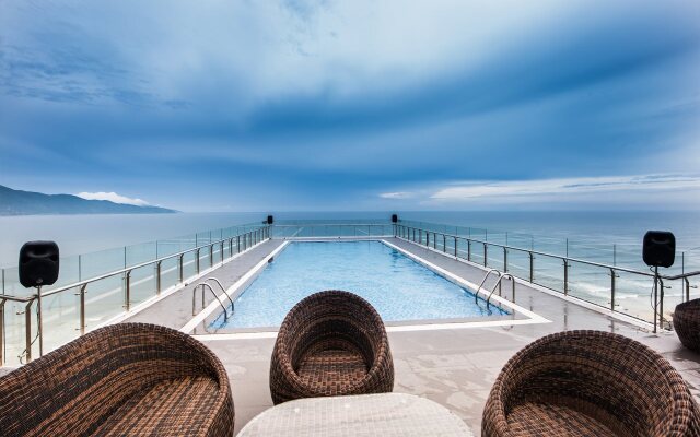 Yarra Ocean Suites Danang
