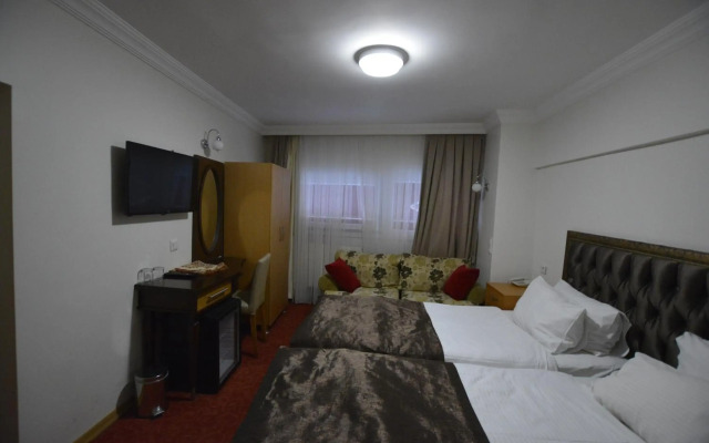 Palace Point Hotel