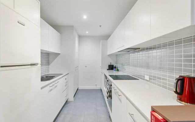 Spacious & High in the Skyplaza - 1bd 1bth Apt