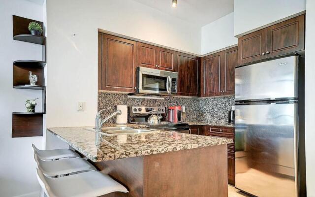 Instant Suites- Luxurious 1BR in Heart of Downtown with Balcony