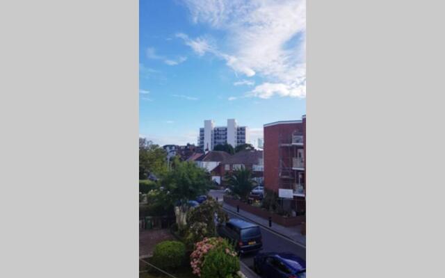 Bright, character 3 bed Apartment: 7 mins walk to sea