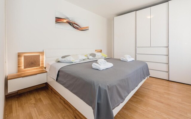 Beautiful Apartment in Brodarica With Wifi and 3 Bedrooms