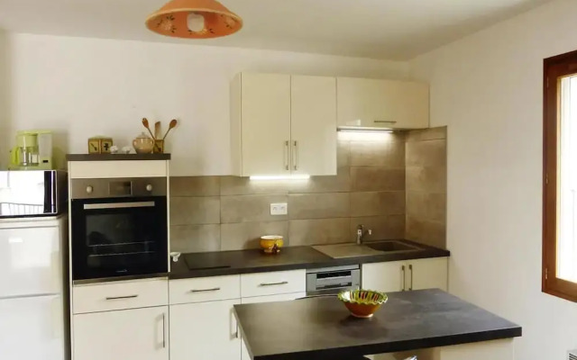 Apartment in Malauctne With Garden
