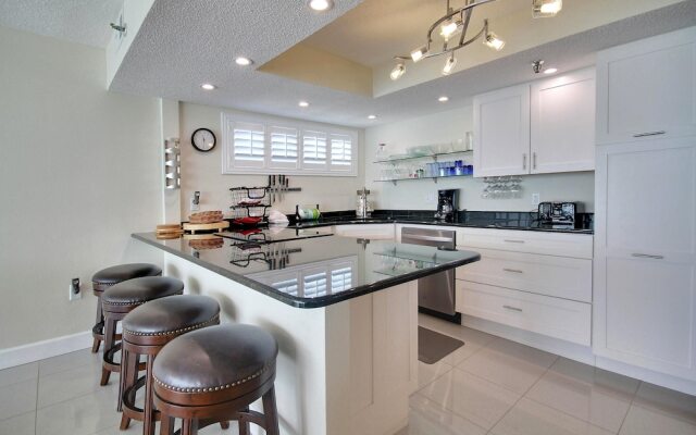 Trillium 5C Beach Front/private Balcony With Amazing Views/pool!