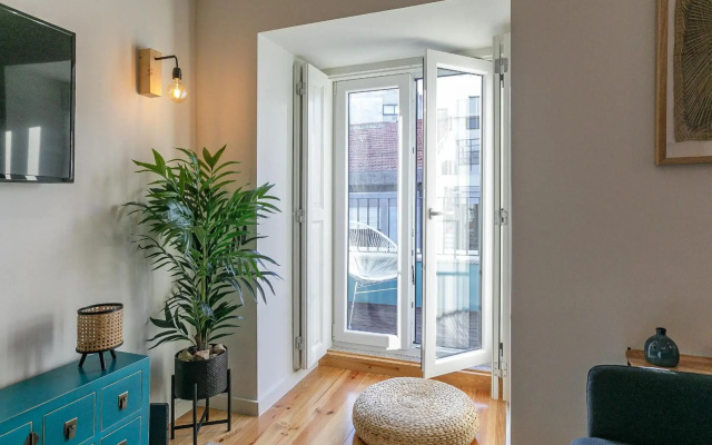 LovelyStay - Downtown Studio with Pool, AC and Balcony