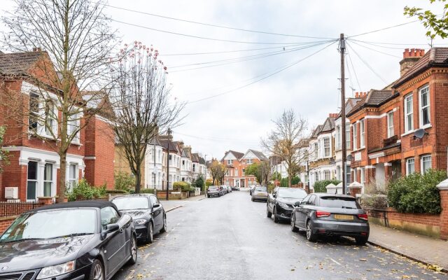 Bright Family Home close to Wandsworth Common