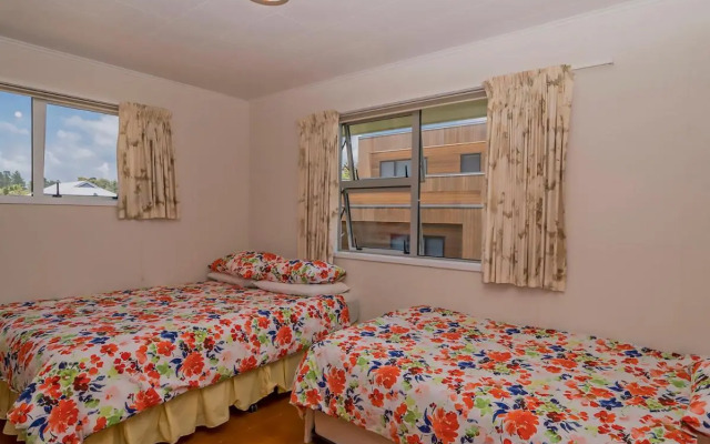 Beachfront Hideaway - Matarangi Holiday Home