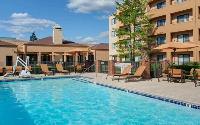 Courtyard Louisville East