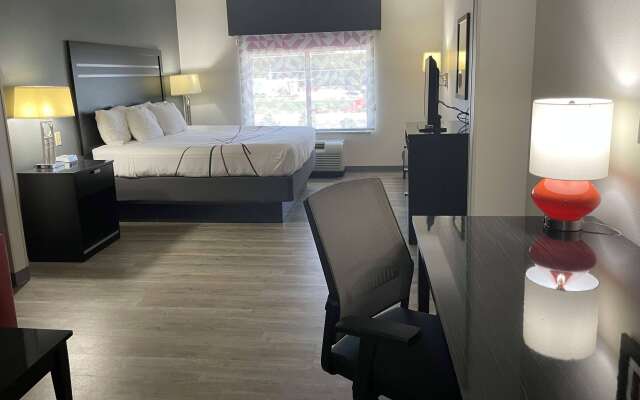 La Quinta Inn & Suites by Wyndham Tulsa Midtown Hotel